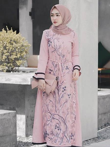 Busana-Muslim-Wanita-Gamis modern bermotif mewah